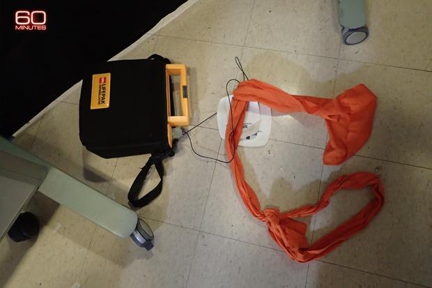 <p>Aralarında ABD Başkanı Donald Trump, Prens Andrew ve eski ABD Başkanı Bill Clinton'ın da bulunduğu &ccedil;ok sayıda n&uuml;fuzlu kişiyle yakın ilişkisi olduğu belirtilen Epstein'in New York'taki h&uuml;cresinde kendini asarak intihar ettiği a&ccedil;ıklanmıştı.</p>

<p>&nbsp;</p>

<p>&nbsp;</p>
