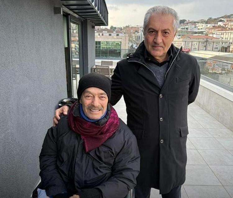 <p><span style="color:#B22222"><strong>&Uuml;NL&Uuml; SANAT&Ccedil;IYA MORAL YEMEĞİ!</strong></span></p>

<p><strong>Haftanın 5 g&uuml;n&uuml; fizik tedavi g&ouml;ren usta oyuncuya moral ve destek vermek isteyen dostlarından anlamlı bir jest hamlesi geldi.</strong></p>
