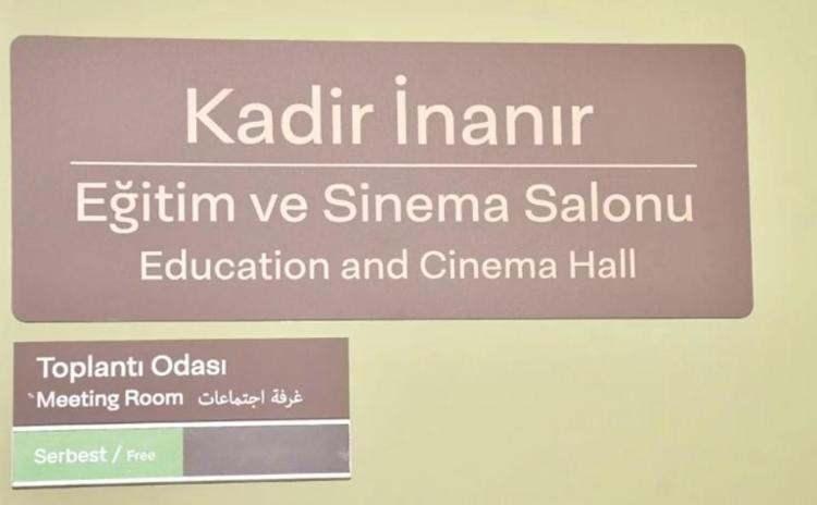 <p><strong>İnanır'ın tedavi g&ouml;rd&uuml;ğ&uuml; merkezin sahibi K&ouml;ksal Holoğlu, usta sanat&ccedil;ının adını verdiği eğitim ve sinema salonunda bir yemek daveti d&uuml;zenledi.</strong></p>
