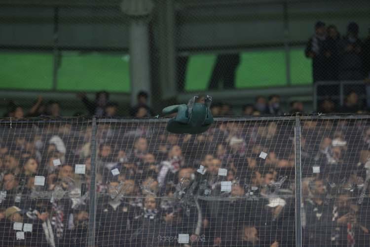 <p>Kocaelispor'un bir taraftarı, Beşiktaş'la oynanan Ziraat T&uuml;rkiye Kupası ma&ccedil;ında trib&uuml;nden d&uuml;şerek hayatını kaybetti.</p>
