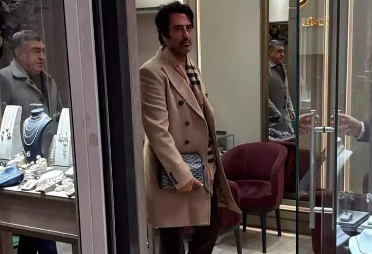 <p><strong>Bir kuyumcuya girerken objektiflere takılan Kırmızıg&uuml;l'e sorulan, <span style="color:#B22222">"Sevgililer G&uuml;n&uuml; hediyesi mi aldınız?"</span> sorusuna&nbsp;</strong>"<strong>Arkadaşlar, ayak&uuml;st&uuml; r&ouml;portaj vermeyeyim"</strong> <strong>diyerek ge&ccedil;iştirdi.</strong></p>
