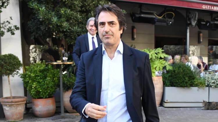 <p><strong>&Uuml;nl&uuml; şarkıcı ve yapımcı Mahsun kırmızıg&uuml;l&nbsp;&ouml;nceki g&uuml;n Nişantaşı'nda bir AVM'de g&ouml;r&uuml;nt&uuml;lendi.&nbsp;</strong></p>
