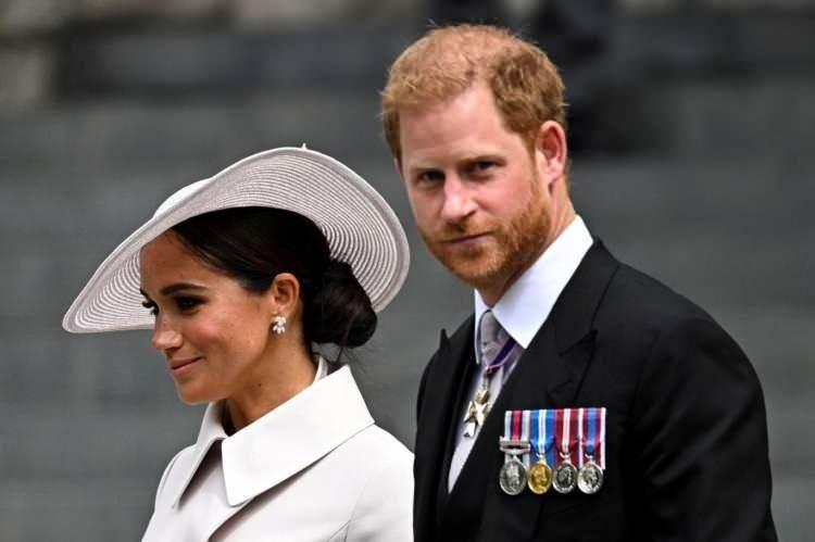 <p><strong>2020 yılında radikal bir karara imza atarak ABD'ye yerleşen ve kraliyet g&ouml;revlerini geride bırakan Prens Harry ve Meghan Markle &ccedil;ifti, kimi zaman skandal bir r&ouml;portajla kimi zaman da aile &uuml;yeleriyle yaşadığı gerilimlerle d&uuml;nya basınında g&uuml;ndeme geliyor.</strong></p>
