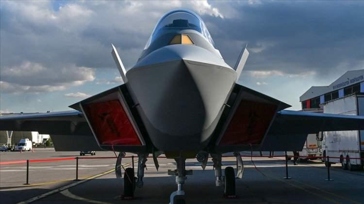 <p>Daha &ouml;nceki fuarlarda genel olarak &ouml;l&ccedil;ekli hareketsiz maketler kullanılırken bu kez tanıtım i&ccedil;in TUSAŞ'ın&nbsp;KAAN&nbsp;ve ANKA III'lerle oluşturduğu OKU (Otonom Kol U&ccedil;uşu) konseptinin hareketli sunumu tercih edildi.</p>

<p>&nbsp;</p>
