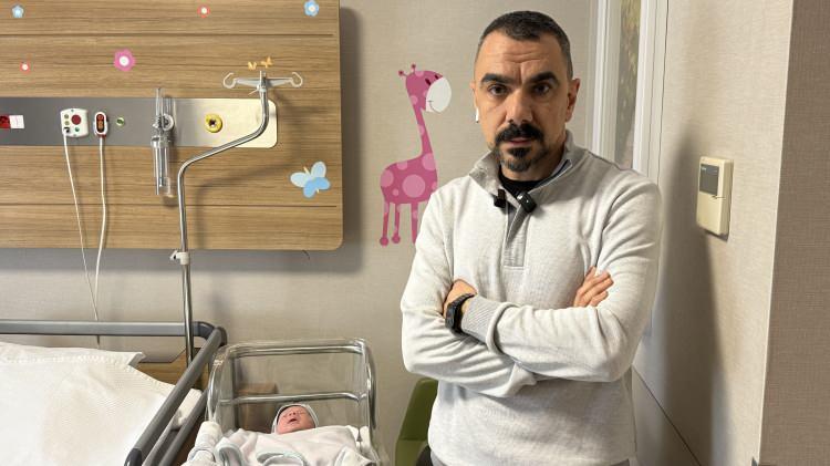 <p>Memorial Dicle Hastanesinde &Ccedil;ocuk Sağlığı ve Hastalıkları Uzmanı Dr. Mehmet Emin G&uuml;nel ise hastanın, anne karnında sindirim sistemiyle ilgili &ccedil;ok ağır problem yaşadığına dikkat &ccedil;ekti. Bu durumun doğum &ouml;ncesinde kadın doğum hekimleri tarafından anneye iletildiğini s&ouml;yleyen Dr. G&uuml;nel, "Doğumdan sonra bu bilgilendirme doğrultusunda tetkik edip teşhisini &ccedil;ocuk cerrahımızla beraber koyduk. &Ccedil;ocuk cerrahımız &ccedil;ok başarılı bir ameliyat ger&ccedil;ekleştirdi. Yoğun bakım s&uuml;recinde de hemşirelerimiz olduk&ccedil;a &ouml;zverili bir şekilde bug&uuml;nlere kadar getirdiler. Durumu gayet iyi. Ailede olduk&ccedil;a mutlu, bizlerde onlarla aynı mutluluğu paylaşıyoruz" ifadelerinde bulundu.</p>
