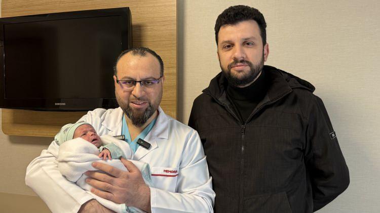 <p>Bebeğin babası İlker Gergerli de, yapılan rutin kontrollerde tespit edilen bir durum oluştuğunu s&ouml;yledi. Doğuma kadar bunun ne olduğunu bilmediklerini belirten Gergerli, "Doğumun ardından diyaframında hava g&ouml;r&uuml;ld&uuml;ğ&uuml; s&ouml;ylendi. Taner hocamla tanıştık. Bağırsağında yırtık olduğunu ve ameliyat edilmesi gerektiğini s&ouml;yledi. 4 saatlik bir ameliyat s&uuml;recinin ardından &ccedil;ok ş&uuml;k&uuml;r, oğlum 12 g&uuml;nl&uuml;k bir yoğun bakım s&uuml;recinin ardından kucağımıza almak nasip oldu. Taner hocaya ve Mehmet Emin hocaya teşekk&uuml;rlerimi iletiyorum" dedi.</p>

<p>&nbsp;</p>
