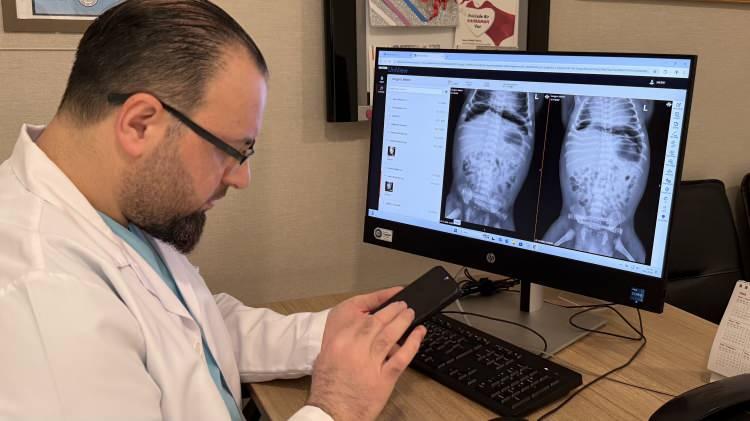 <p>Op. Dr. Taner Kamacı, yaptığı a&ccedil;ıklamada, anne karnındayken yapılan son ultrasonda bebeğin karnında sıvı tespit edilmesi &uuml;zerine hastadan haberdar olduklarını s&ouml;yledi. Hastanın, karnında yaygın bir sıvı ile doğduğunu belirten Kamacı, bebeğin doğar doğmaz hemen değerlendirildiğini ve ultrasonlarını &ccedil;ekip muayenesini yaptıklarını ifade etti.&nbsp;</p>

<p>&nbsp;</p>
