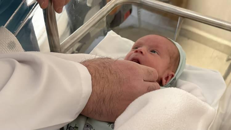 <p>Dr. Kamacı, &ccedil;ekilen ultrasonda bebeğin karnında sıvı olduğunu, &ccedil;ektikleri r&ouml;ntgen filminde de diyafram altı serbest hava olduğunu aktararak, "Bunları bir araya getirdiğimizde hastanın bağırsaklarında bir delinme olmuş olabileceğini d&uuml;ş&uuml;nd&uuml;k. Hastayı doğduğu g&uuml;n acil ameliyata aldık. Yaptığımız ameliyatta ince bağırsağının bittiği ve kalın bağırsağın başladığı yerde atrezi dediğimiz doğuştan bağırsağın kapalı olduğu, bundan kaynaklı ince bağırsağın en son kısmında bağırsağın delindiğini tespit ettik. Delinmeden dolayı da bağırsak i&ccedil;eriğinin karnına dolduğunu, ultrasondaki sıvının bu sıvı olduğunu tespit ettik" dedi.</p>

<p>&nbsp;</p>
