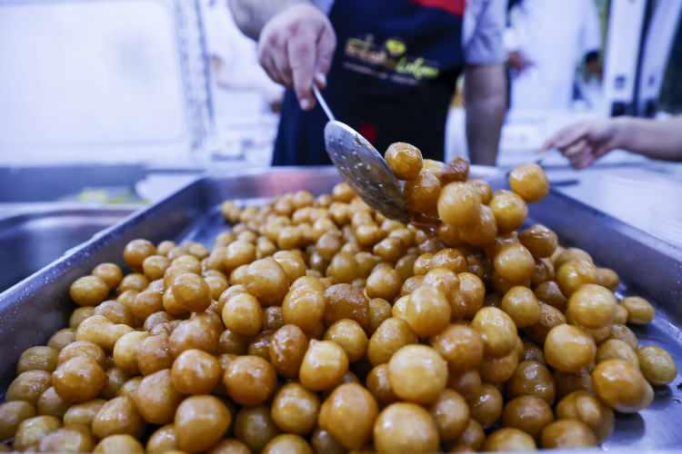 <p><span style="color:#B22222"><strong>2. KANDİL İKRAMLARI</strong></span></p>

<p><strong>KANDİL SİMİDİ</strong>&nbsp;(bug&uuml;nk&uuml; h&acirc;line &ccedil;ok yakın)</p>

<p><span style="color:rgb(178, 34, 34)"><strong>ŞERBETLER</strong></span>&nbsp;(g&uuml;l, demirhindi, nar)</p>

<p><strong>HELVA VE LOKUM</strong></p>

<p>Zengin konaklarda fakirlere yemek dağıtımı yapılırdı.</p>
