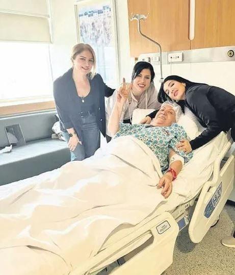 <p>&Uuml;&ccedil; kız kardeşini Aydın&rsquo;a g&ouml;nderen &Ouml;zcan Deniz, annesini daha kapsamlı tedavi alabilmesi i&ccedil;in İstanbul&rsquo;a getirtti. &Ouml;zel bir hastaneye yatırılan Kadriye Deniz acilen ameliyata alındı. Sanat&ccedil;ının &ldquo;Annemle her şeyiyle ilgilenin&rdquo; talimatı &uuml;zerine kız kardeşleri n&ouml;betleşe şekilde hastanede kalmaya başladı.</p>
