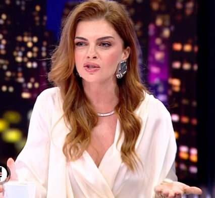 <p><strong>Karahan,<span style="color:#800080"><em>"Birileri mutsuzken ben mutlu, huzurlu hayatımı nasıl paylaşayım diye d&uuml;ş&uuml;n&uuml;yordum ama insanlar bana 'Sizin giydiğiniz bir kıyafet, hayatınızdan bir par&ccedil;a bize moral oluyor. Motivasyona ihtiyacımız var, ne olur bizi kendinizden esirgemeyin' diyor. Tadında, insanlara feyz olacak paylaşımlarda bulunacağım ama g&ouml;rg&uuml;s&uuml;zl&uuml;k hi&ccedil;bir zaman benlik bir şey değil. Toplum olarak &ccedil;ok g&ouml;rg&uuml;s&uuml;zleştik."</em></span> diye konuştu.</strong></p>
