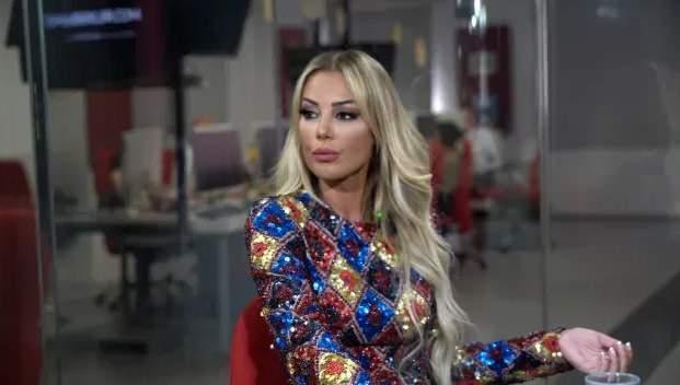 <p><strong>&Uuml;nl&uuml; şarkıcı, imaj değişikliğini destekleyen hayranlarıyla arasındaki bağı ise şu s&ouml;zlerle dile getirdi:</strong></p>

<p><span style="color:#800000"><strong>"Hayranlarımla aramdaki bağ &ccedil;ok &ouml;zel. Farklı kuşaklardan aynı samimiyeti g&ouml;rmek beni hem duygulandırıyor hem de motive ediyor."</strong></span></p>
