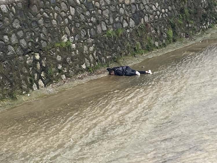 <p><span style="color:rgb(51, 51, 51)">Bursa'nın Yıldırım il&ccedil;esinde dereye d&uuml;şen gen&ccedil; adam, kalp masajıyla hayata d&ouml;nd&uuml;r&uuml;ld&uuml;.</span></p>
