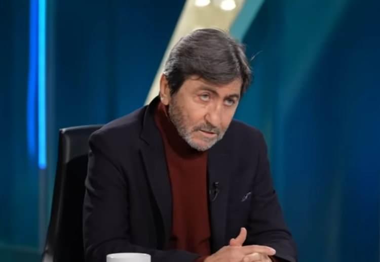 <p>Dilmen, Tedesco i&ccedil;in "Muazzam bir kenar y&ouml;netimi. Hem oyuncu, hem sistem, yetmedi 87'de bir daha sistemi değiştirdi. 2-0'ın mimarlarından biri olarak hocayı yazarım. Ger&ccedil;ekten muazzam ma&ccedil;ı okudu. Alışılagelmişin dışında 2 tane &ouml;nde &ccedil;abuk oyuncuyu bırakıp uzatmalarda 7, 8 dakikayı b&ouml;yle oynayayım dedi." diye konuştu.</p>
