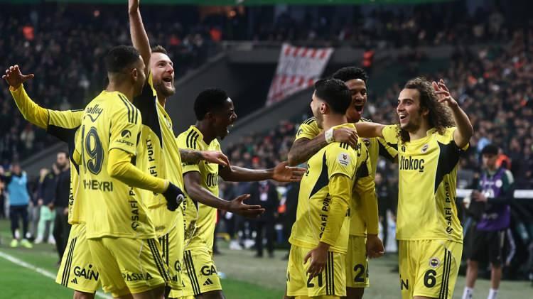 <p>Trendyol S&uuml;per Lig'in 20. haftasında Fenerbah&ccedil;e, zorlu Kocaelispor deplasmanından 2-0'lık galibiyetle ayrıldı.</p>
