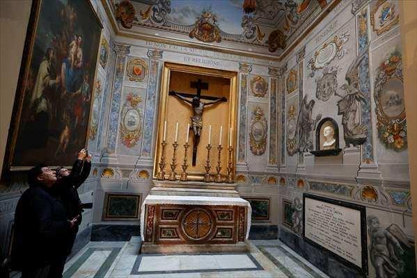 <p>İtalyan basınına bir a&ccedil;ıklama yapan bazilikadan sorumlu Piskopos Daniele Micheletti, restorasyondan ge&ccedil;en freskteki Başbakan Meloni&rsquo;yi andıran y&uuml;z ifadesinin kaldırıldığını bildirdi.</p>

<p>&nbsp;</p>
