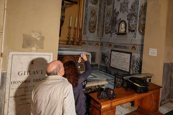 <p>Micheletti, s&ouml;z konusu freskin haberlere &ccedil;ıkmasının ardından insanların bazilikaya dua etmek ya da ayin i&ccedil;in değil sadece o freski g&ouml;rmeye veya fotoğraf &ccedil;ekmeye başladığını belirtti.</p>

<p>&nbsp;</p>
