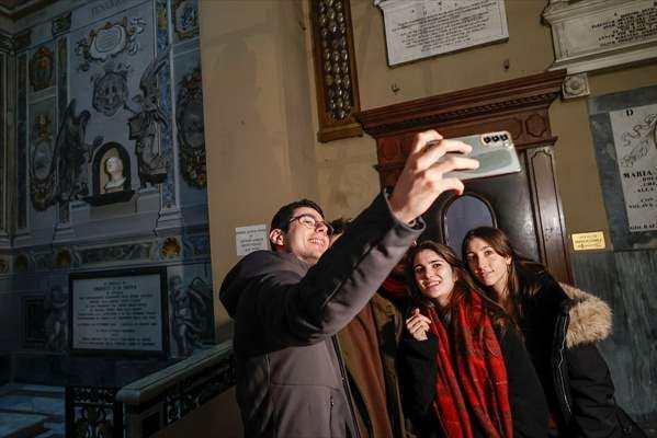 <p>Bu arada, tartışmaların odağındaki isim restorasyon sorumlusu Bruno Valentinetti ise s&ouml;z konusu freskte orijinal esere sadık kaldığını ve yeniden canlandırdığını s&ouml;ylese de bazilikanın iletişim sorumlusu Rahip Giulio Albanese, freskin eski orijinal halinin kesinlikle b&ouml;yle olmadığını s&ouml;yledi.</p>

<p>&nbsp;</p>
