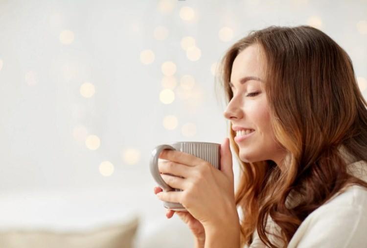 <p>Sabah rutininin vazge&ccedil;ilmezi olan &ccedil;ay ve kahve, hangi saatlerde ve nasıl t&uuml;ketilmesi gerektiği konusunda uzmanları ikiye ayırıyor. &Ouml;zellikle mide rahatsızlıklarının artmasıyla birlikte, g&uuml;ne hangi i&ccedil;ecekle başlanmasının daha sağlıklı olduğu sorusu yeniden g&uuml;ndeme taşındı.</p>
