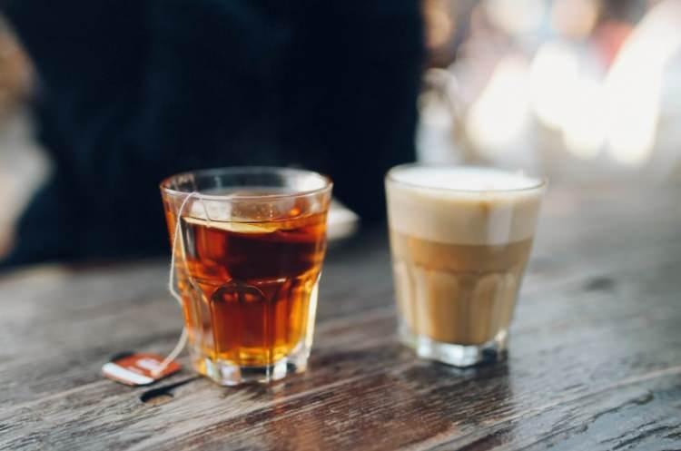 <p><span style="color:#B22222"><strong>KOYU &Ccedil;AYA DİKKAT</strong></span></p>

<p>Ancak uzmanlar, koyu ve aşırı t&uuml;ketilen &ccedil;ayın da mide hassasiyetine yol a&ccedil;abileceği uyarısında bulunuyor. Sabah saatlerinde a&ccedil;ık &ccedil;ayın tercih edilmesi ve &ouml;l&ccedil;&uuml;n&uuml;n ka&ccedil;ırılmaması gerektiğine konusunda uyarıda bulunuyor.&nbsp;</p>
