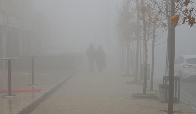 <p>Trafikte s&uuml;r&uuml;c&uuml;ler, farlarını yakıp, d&uuml;ş&uuml;k hızda ilerledi. Tarihi yapıların g&ouml;zden kaybolduğu kentte, sisin g&uuml;n boyunca etkili olacağı bekleniyor.</p>
