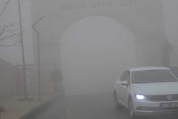 <p>Halk arasında &lsquo;Yukarı Mardin&rsquo; olarak bilinen ve tarihi yapıların bulunduğu 1. Cadde&rsquo;de sis nedeniyle g&ouml;r&uuml;ş mesafesi, yer yer 10 metreye kadar d&uuml;şt&uuml;.&nbsp;</p>

