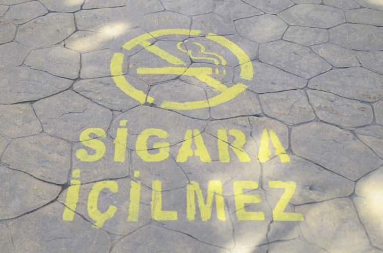 <p><span style="color:#B22222"><strong>&Ccedil;OCUK PARKLARI SİGARASIZ OLACAK</strong></span></p>

<p>D&uuml;zenleme kapsamında &ccedil;ocuk parklarının tamamı &ldquo;kırmızı hat&rdquo; ilan edilerek sigara kullanımına kapatılacak.</p>

<p>Ayrıca pilot uygulama olarak belirlenen bazı sahil ve plajlarda &ldquo;mavi b&ouml;lgeler&rdquo; oluşturularak bu alanlarda da sigara i&ccedil;ilmesi yasaklanacak.</p>

