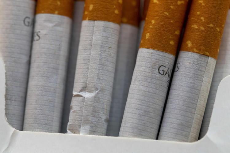 <p>2013 yılında taşıtların i&ccedil;inde de sigara t&uuml;ketimi yasaklandı.</p>

<p>5 Aralık 2019 tarihinde t&uuml;t&uuml;n mamullerinde d&uuml;z ve standart paket uygulamasına ge&ccedil;ildi.</p>

<p>&nbsp;</p>

<p>5 Ocak 2020 itibarı ile sadece yeni standart paketlerin satışı yapılabiliyor.</p>
