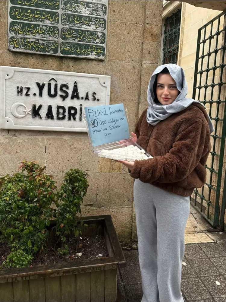 <p><strong>Son yıllarda bazı &uuml;niversite &ouml;ğrencileri arasında adeta bir geleneğe d&ouml;n&uuml;şen<span style="color:#FF0000"> 'lokum' </span>ya da <span style="color:#FF0000">'lokma'</span> dağıtma trendi, bir kez daha sosyal medyayı etkisi altına aldı. Zorlu sınav s&uuml;re&ccedil;lerini başarıyla atlatmanın mutluluğunu yaşayan &ouml;ğrenciler, sevin&ccedil;lerini paylaştıkları bu anlarla sık sık g&uuml;ndeme geliyor.</strong></p>
