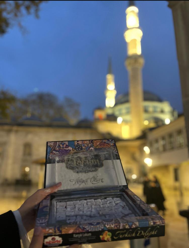 <p><span style="color:#FF0000"><strong>SOSYAL MEDYAYI İKİYE B&Ouml;LD&Uuml;</strong></span></p>

<p><strong>Ancak bu s&ouml;zler kısa s&uuml;rede sosyal medyayı ikiye b&ouml;ld&uuml;. Bazı kullanıcılar &ouml;ğrencinin başarısını desteklerken bazıları ise <span style="color:#FF0000">"Kabirde verilen ikramlar dalgaya alınıyor" diye tepki g&ouml;sterdi. Paylaşımı savunanlar ise"&nbsp;</span>Sınavımı ge&ccedil;ince ben de yapacağım" dedi.</strong></p>
