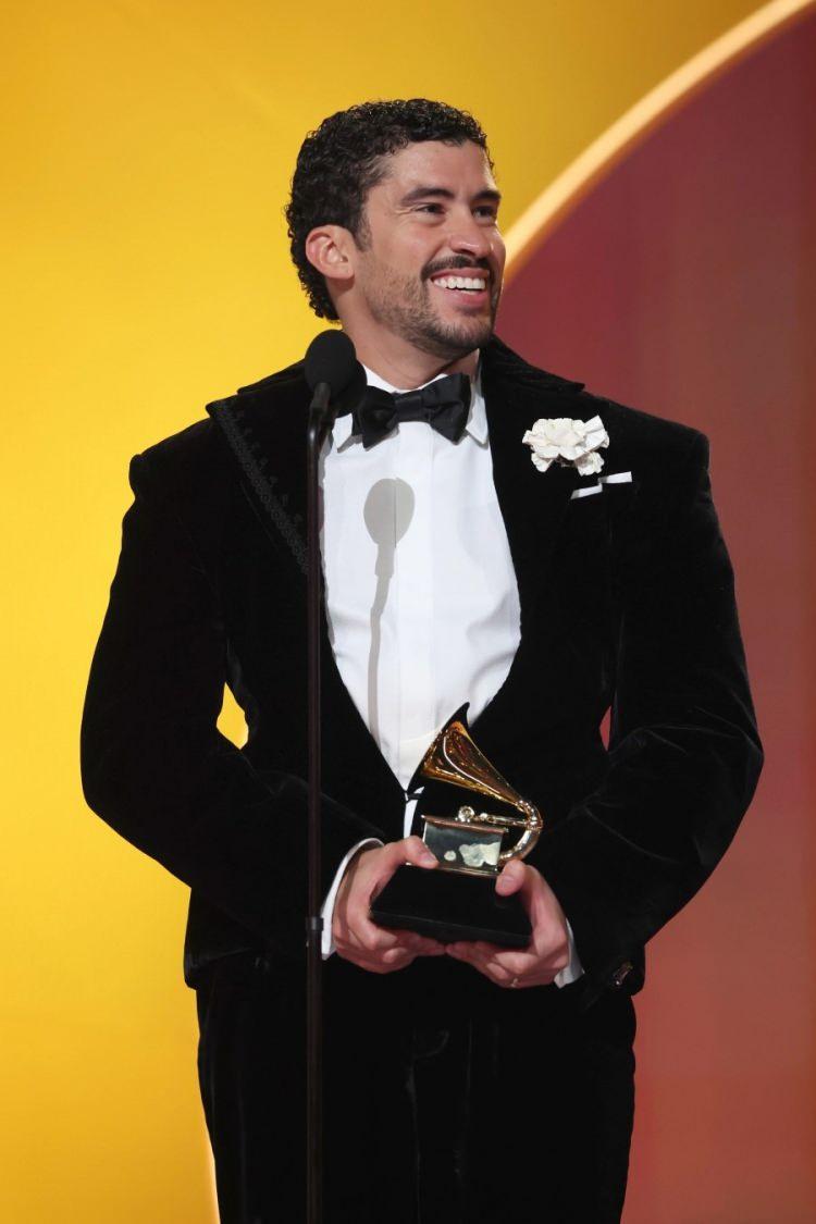 <p><strong>Bu yıl 97. kez d&uuml;zenlenen <span style="color:#0000CD">'Grammy &Ouml;d&uuml;lleri',</span> sanat&ccedil;ıların verdiği siyasi mesajlarla &ccedil;ok konuşuldu. Hem kırmızı halıdaki g&ouml;r&uuml;n&uuml;mler hem de konuşmalarla her anı olay olan gece, adeta toplumsal farkındalıkla yoğrulmuş bir ş&ouml;lene d&ouml;n&uuml;şt&uuml;.</strong></p>
