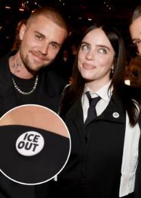 <p><strong>T&ouml;rene katılan bazı &uuml;nl&uuml; isimler ise protestoya<span style="color:#0000CD"> "ICE OUT" (ICE DEFOL)</span> yazılı rozetlerle destek verdi. G&ouml;&ccedil;men haklarına dikkat &ccedil;ekilen gecede, Grammy sahnesi adeta bir protesto alanına d&ouml;n&uuml;şt&uuml;.</strong></p>
