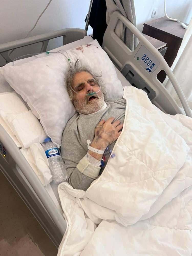 <p><strong>Son olarak akciğerlerindeki sorunların devam etmesi &uuml;zerine usta oyuncunun solunumunu rahatlatmak amacıyla boğazına bir delik a&ccedil;ıldığı ortaya &ccedil;ıkmıştı.</strong></p>
