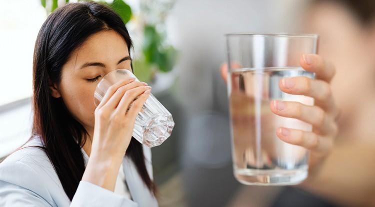 <p><em><strong>G&uuml;nl&uuml;k su t&uuml;ketimiyle ilgili uzmanlardan sık sık a&ccedil;ıklamalar gelirken, toplumda bu konuda ciddi bir bilgi kirliliği yaşanıyor. Aşırı su i&ccedil;menin sanıldığı kadar masum olmadığını vurgulayan Uzm. Dr. Erbil &Ccedil;&uuml;men, yanlış su t&uuml;ketiminin ciddi sağlık sorunlarına yol a&ccedil;abileceğini belirterek kamuoyunda sık tekrarlanan hatalara dikkat &ccedil;ekti.</strong></em></p>
