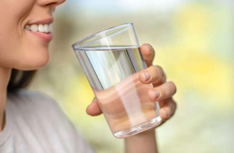 <p><strong>SUYU DOĞRU MİKTARDA T&Uuml;KETMEK &Ccedil;OK &Ouml;NEMLİ</strong></p>

<p>Suyun sağlıklı yaşamın olmazsa olmazı olarak g&ouml;r&uuml;ld&uuml;ğ&uuml;n&uuml; belirten &Ccedil;&uuml;men, <strong>"V&uuml;cudumuzun yaklaşık d&ouml;rtte &uuml;&ccedil;&uuml;n&uuml;n su olduğunu boşuna dile getirmiyoruz. En sık duyduğumuz c&uuml;mlelerden biri "Ne kadar &ccedil;ok su i&ccedil;ersen o kadar sağlıklısın." Oysa bu d&uuml;ş&uuml;nce her zaman doğru değil. Gereğinden fazla su i&ccedil;mek, &ouml;zellikle kısa s&uuml;rede &ccedil;ok miktarda alındığında v&uuml;cutta ciddi sorunlara yol a&ccedil;abiliyor. Aşırı su t&uuml;ketimi, kandaki tuz dengesini bozarak baş d&ouml;nmesi, bulantı, hatta bilin&ccedil; kaybına kadar gidebilen tablolara neden olabiliyor. Su, her g&uuml;n kullanmak zorunda olduğumuz bir ila&ccedil; gibi d&uuml;ş&uuml;n&uuml;lmelidir; doğru kişide, doğru miktarda fayda sağlar. En sağlıklı yaklaşım, v&uuml;cudu dinlemek, aşırıya ka&ccedil;mamak ve varsa hastalıklara g&ouml;re su t&uuml;ketimini doktor &ouml;nerisiyle d&uuml;zenlemektir"</strong> dedi.</p>
