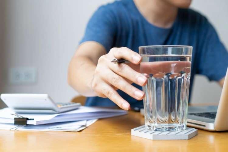 <p>&Ouml;zellikle yaşlılarda katabolizma bazı hormon dengelerinin değişmesi nedeniyle susama hissi azalttığını ifade eden &Ccedil;&uuml;men, <strong>"Yani kişi susamadığını d&uuml;ş&uuml;nse bile v&uuml;cudu susuz kalmış olabilir.</strong></p>

<p>&nbsp;</p>
