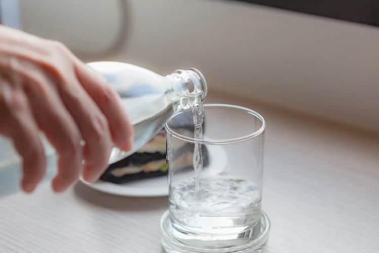 <p><em><strong>Bu nedenle 'canım su istemiyor' demek, yeterince su aldığınız anlamına gelmez. &Ouml;te yandan g&uuml;n boyu s&uuml;rekli su i&ccedil;en, şişesini elinden d&uuml;ş&uuml;rmeyen bazı kişilerde de farkında olmadan fazla su alımı g&ouml;r&uuml;lebilir.</strong></em></p>

<p>&nbsp;</p>
