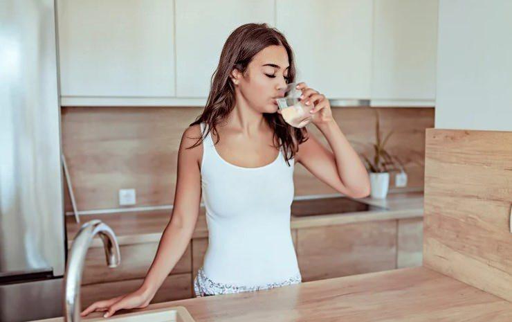 <p><strong>"SU T&Uuml;KETİMİNE G&Ouml;RE İDRAR RENGİMİZ DEĞİŞİR"</strong></p>

<p>&Ccedil;&uuml;men, "<strong><em>&Ccedil;ay ve kahve su i&ccedil;erir ama fazla t&uuml;ketildiklerinde v&uuml;cuttan su atımını artırırlar. Yani "nasıl olsa &ccedil;ay i&ccedil;iyorum" diyerek su i&ccedil;memek doğru bir yaklaşım değildir. Su t&uuml;ketimimize g&ouml;re idrar rengimiz değişir, ancak koyu idrar az su i&ccedil;tiğimizi, a&ccedil;ık renk idrar &ccedil;ok ya da yeterli su i&ccedil;tiğimizi her zaman g&ouml;stermeyebilir.&nbsp;Bu konuda genelleme yapmak m&uuml;mk&uuml;n değildir"</em> </strong>diye konuştu.</p>
