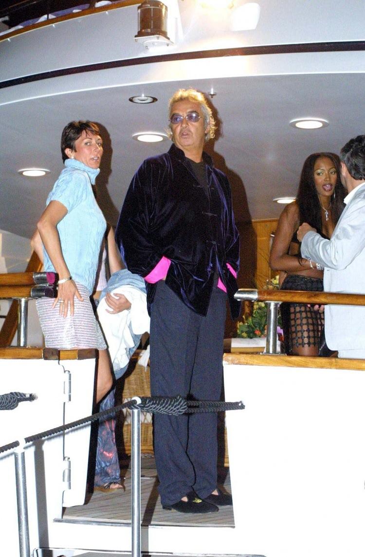 <p><strong>Ancak dış basında yer alan analizlere g&ouml;re Campbell'ın bu a&ccedil;ıklaması ger&ccedil;eği yansıtmıyor. S&ouml;z konusu değerlendirmelerde, &uuml;nl&uuml; modelin Epstein ile uzun s&uuml;reli ve d&uuml;zenli bir iletişim i&ccedil;erisinde olduğu ortaya &ccedil;ıktı.</strong></p>
