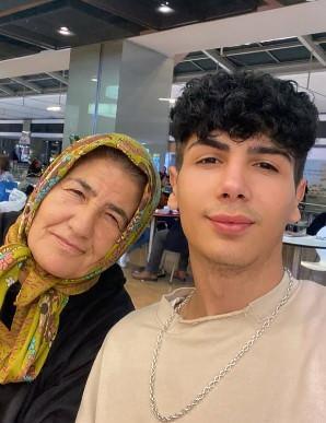 <p><strong>Taha Duymaz b&uuml;y&uuml;k bir mutfak tutkusuna sahipti<span style="color:#FF0000">.&nbsp;"Yemek yapmayı &ccedil;ok seviyorum. Kendimi geliştirerek &ccedil;ocukluk hayalim olan iyi bir aş&ccedil;ı olmak istiyorum"&nbsp;</span>diyerek hayalini de dile getirmişti.&nbsp;</strong></p>
