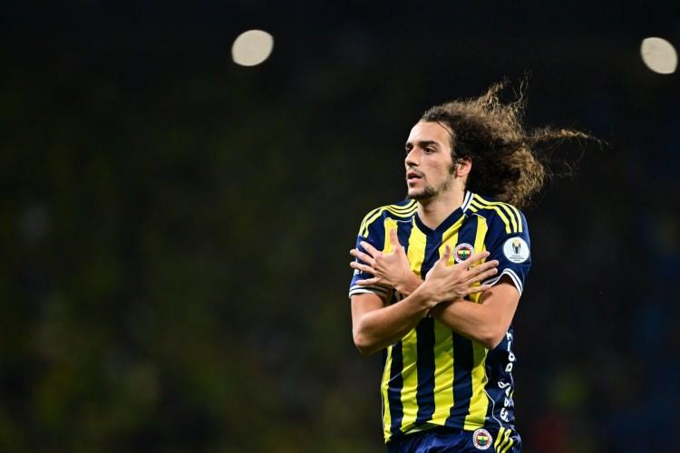 <p>Fenerbah&ccedil;e, orta sahada g&ouml;rev yapan Fransız futbolcu Matteo Guendouzi'yi de renklerine bağladı.</p>
