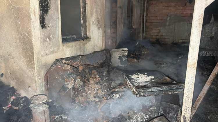 <p>Ekiplerin soğutma &ccedil;alışması s&uuml;rerken, yangınla ilgili inceleme başlatıldı.</p>
