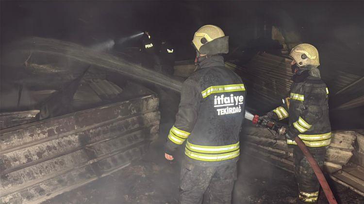 <p>Ergene Belediye Başkanı M&uuml;ge Yıldız Topak da olay yerine gelerek incelemelerde bulundu, yetkililerden bilgi aldı.&nbsp;</p>
