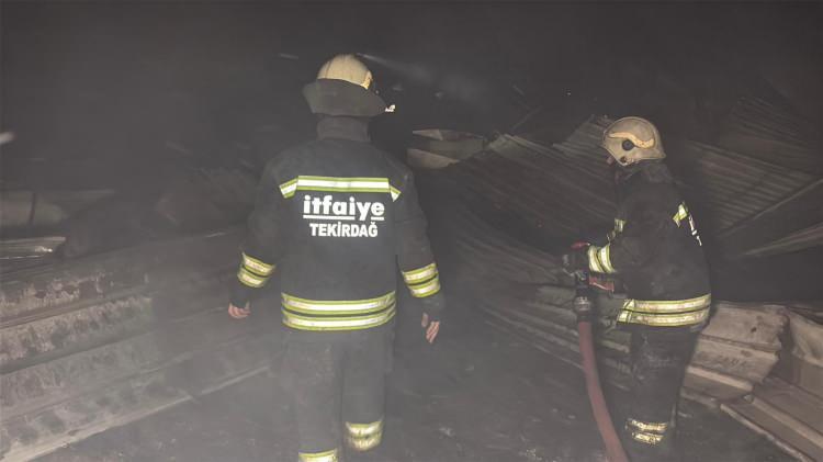 <p>Alevleri fark eden &ccedil;alışanların ihbarı &uuml;zerine b&ouml;lgeye Marmarereğlisi, &Ccedil;orlu, Tekirdağ merkez, Muratlı ve &Ccedil;erkezk&ouml;y il&ccedil;elerinden &ccedil;ok sayıda itfaiye ekibi sevk edildi.</p>
