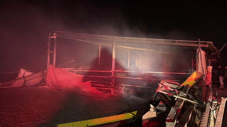 <p>Yolda oluşan bal&ccedil;ık nedeniyle itfaiye ekipleri b&ouml;lgeye ulaşmakta zor anlar yaşadı.</p>
