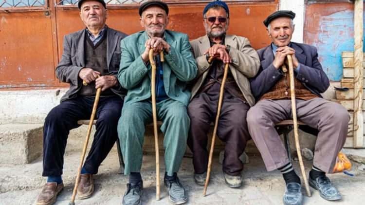 <p>YAŞLI N&Uuml;FUSTA ARTIŞ EĞİLİMİ</p>

<p>Veriler, T&uuml;rkiye&rsquo;nin gen&ccedil; n&uuml;fus oranının h&acirc;l&acirc; y&uuml;ksek seviyelerde seyrettiğini, ancak yaşlı n&uuml;fusta artış eğiliminin s&uuml;rd&uuml;ğ&uuml;n&uuml; ortaya koydu.</p>
