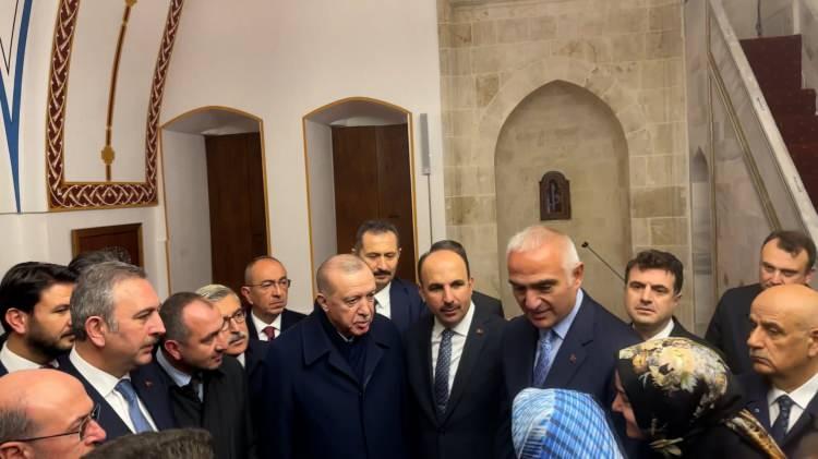 <p><em><strong>&Ccedil;ok &ouml;nemli bir restorasyon &ccedil;alışması y&uuml;r&uuml;t&uuml;ld&uuml;. Titizlikle t&uuml;m duvarlardaki taşlar numaralandırıldı. Mihrabı, minberi numaralandırıldı. Bir stok alanda biriktirildi. Sonra kıblesindeki ve batısındaki duvar tekrar ayağa kaldırıldı.</strong></em></p>
