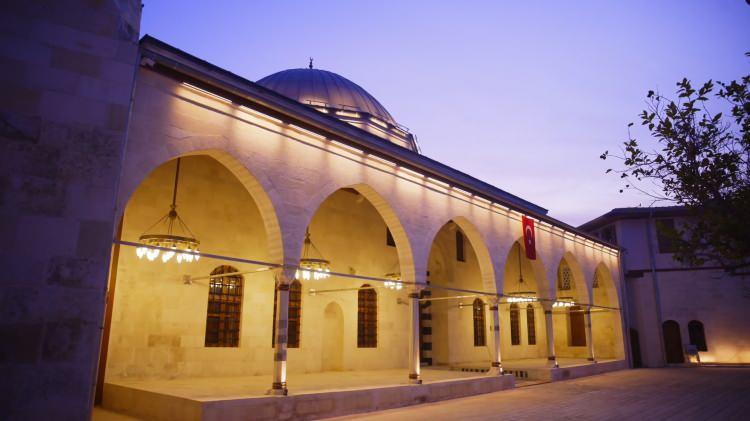 <p><em><strong>Habib-i Neccar, insanların tekrar umudu olmak, tekrar g&uuml;len y&uuml;zlerini g&ouml;rmek, Habib-i Neccar Camisi'nin avlusunda bizlere nasip oldu. Gelen herkes orada artık Hatay'ın tekrar ayağa kalkacağını, tekrar eski g&uuml;nlerine d&ouml;neceğine inancını ifade etti.</strong></em></p>
