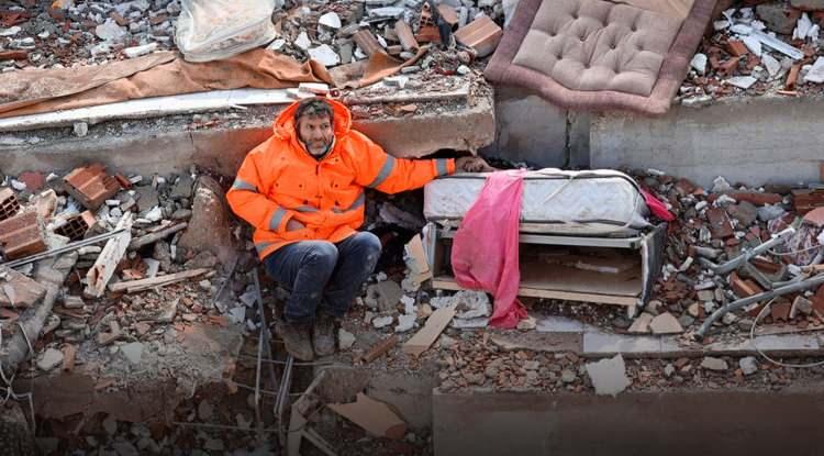 &Uuml;nl&uuml; isimlerden 6 Şubat depremi paylaşımları: Asrın felaketinde yitirdiklerimiz unutulmadı!