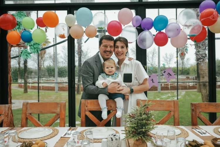 <p><strong>Oyuncu İlker Aksum, kızının doğum g&uuml;n&uuml; karelerini <em><span style="color:#800080">"İyi ki doğdun canım kızım"</span></em> notuyla paylaşarak mutluluğunu dile getirdi.</strong></p>
